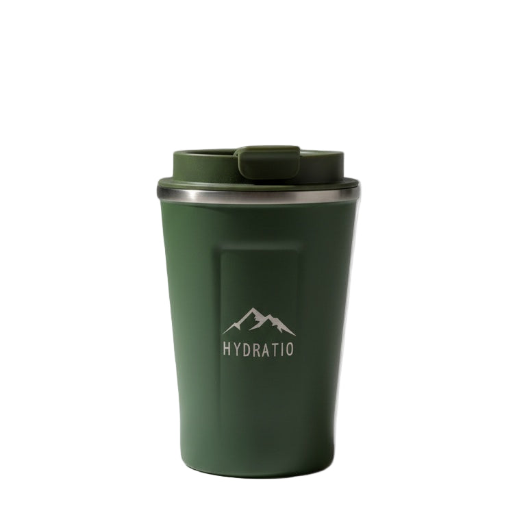 Hydratio Eluna Mug Sage Green op tafel - rustgevende groene thermosbeker voor elke dag