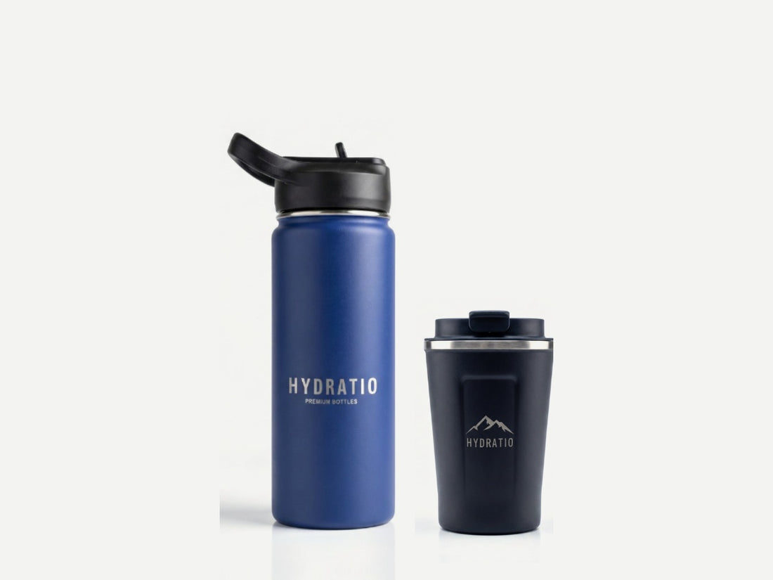 Diep Water Duo: Hydratio Essence thermosfles 0,5L in Navy Blue naast Eluna thermosmok 350ml in Army Blue