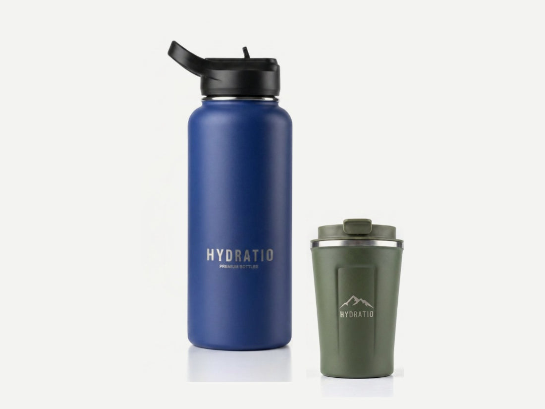 Kust & Kade Duo: Hydratio Essence thermosfles 1L in Navy Blue naast Eluna thermosmok 350ml in Sage Green