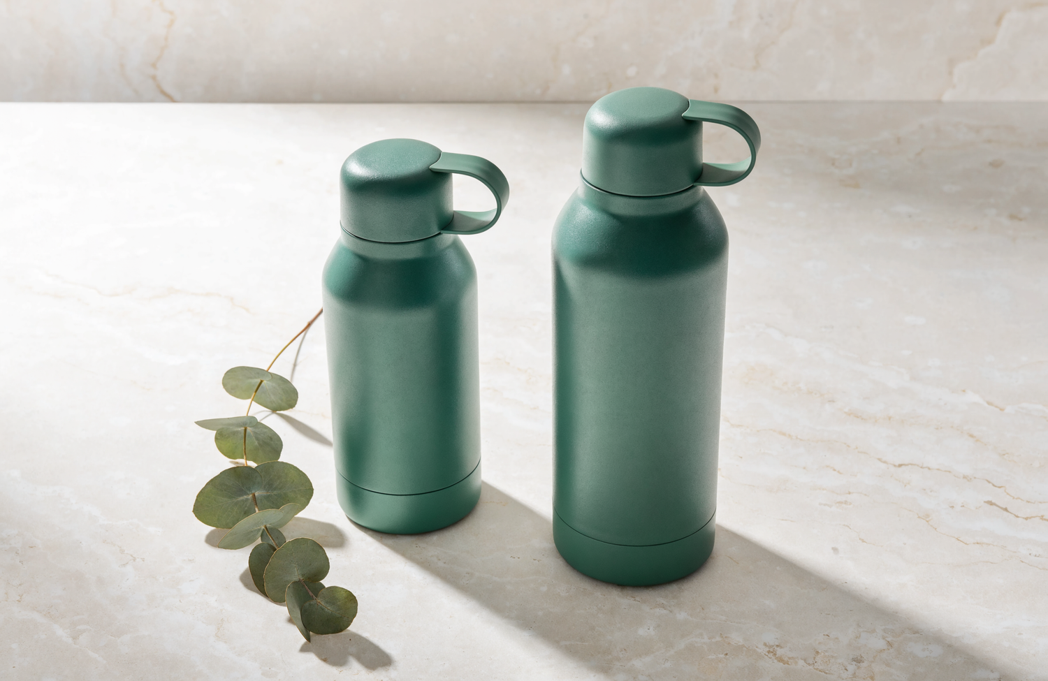 Thermosfles kopen gids 2026 — twee premium RVS flessen op stenen oppervlak