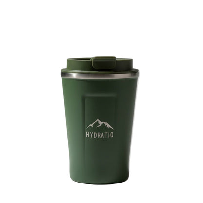 Hydratio Eluna Mug Sage Green op tafel - rustgevende groene thermosbeker voor elke dag