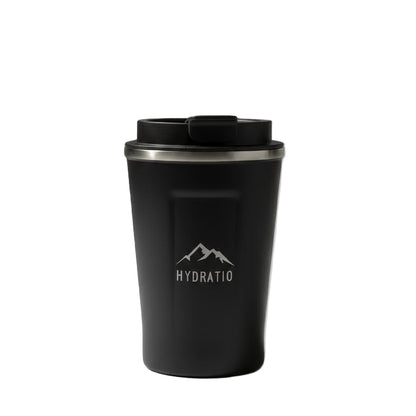 Hydratio Eluna Mug Onyx in hand - compacte reismok voor dagelijks gebruik
