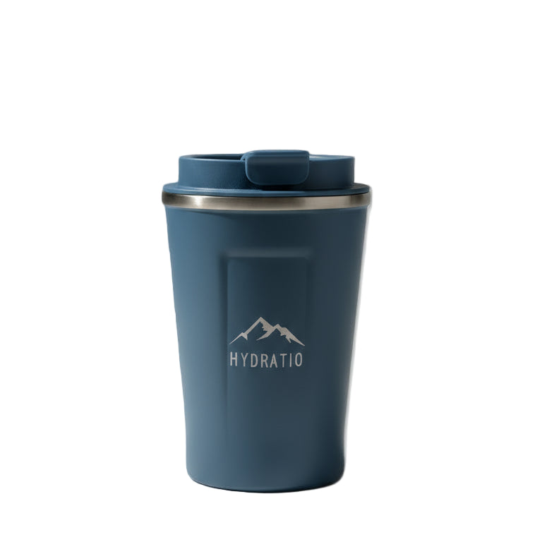 Hydratio Eluna Mug Army Blue op bureau - stijlvolle thermosbeker voor op kantoor